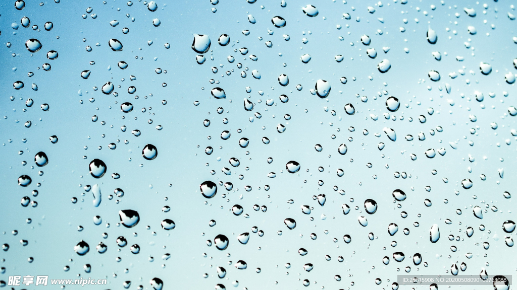 玻璃上的水滴图片