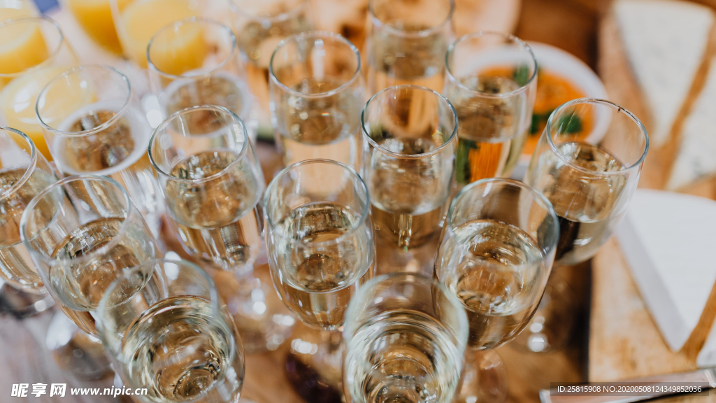 高脚杯红酒杯图片