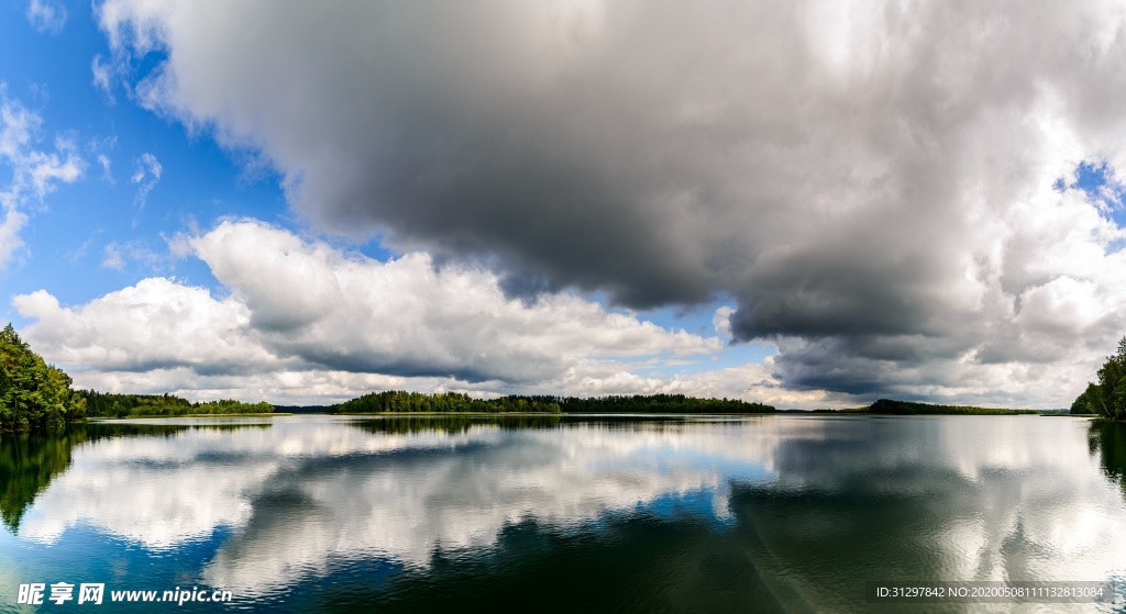 野外湖泊白云