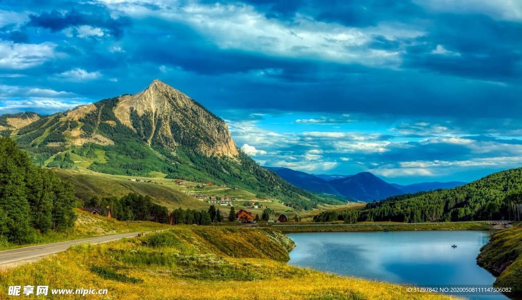 青山旁边的绿水