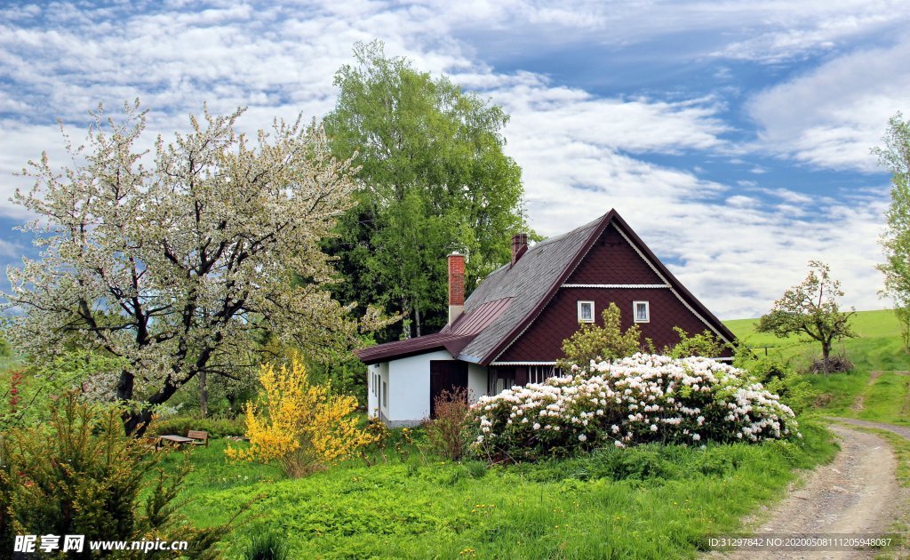 蓝天白云下的别墅
