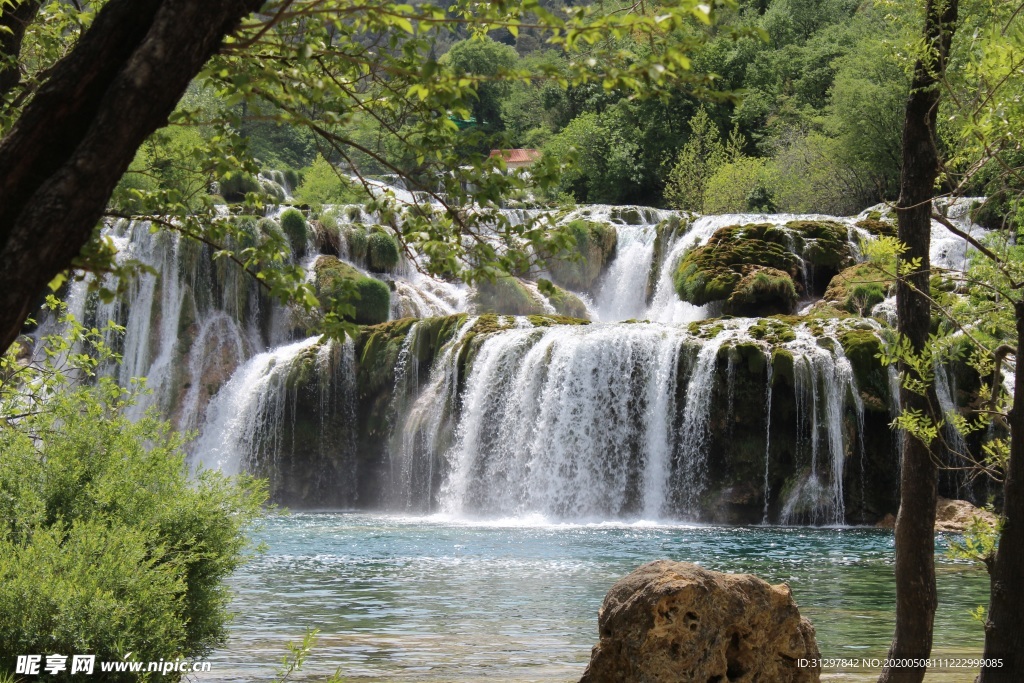 山上奔腾的瀑布