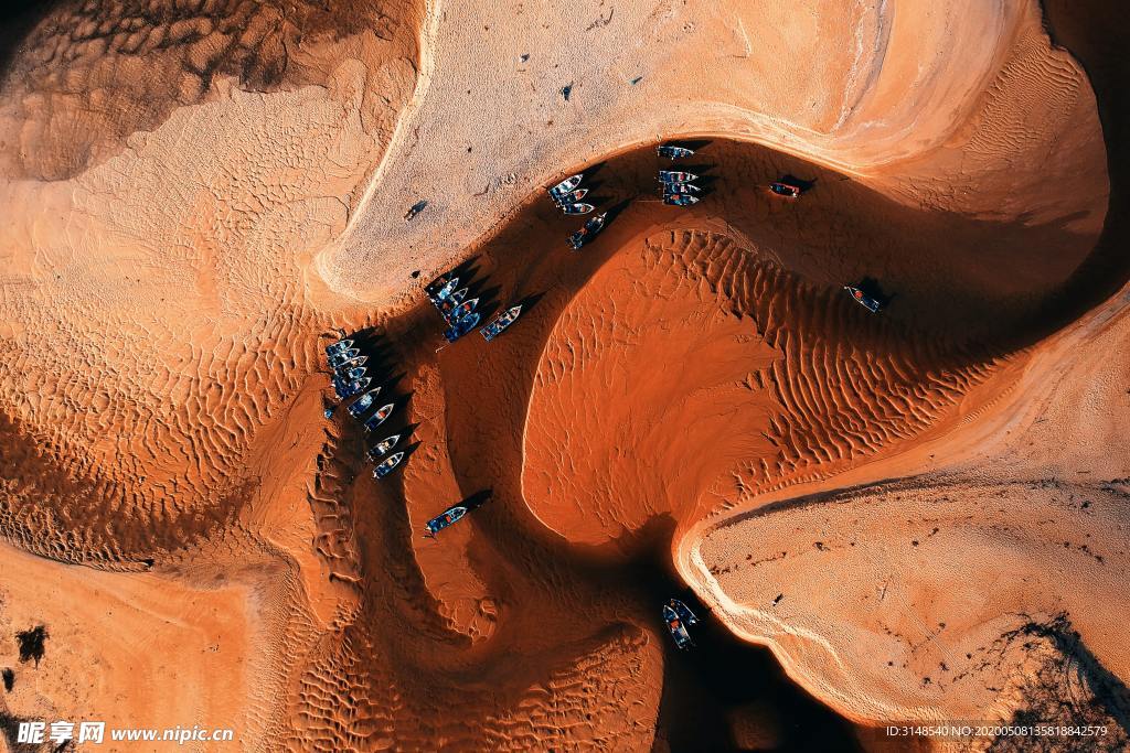 黄色戈壁山谷高清图