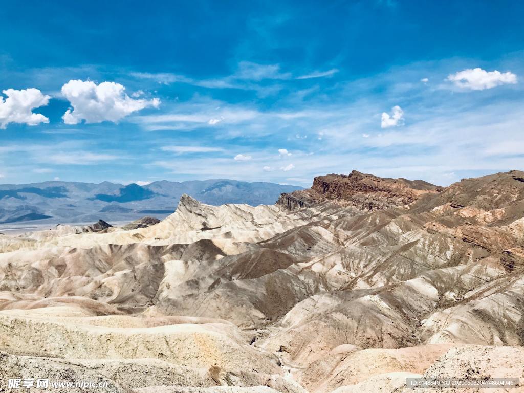蓝天下的戈壁远山