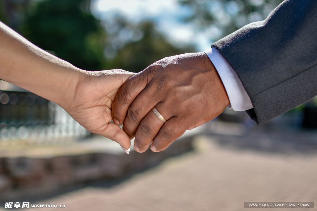 牵手握手拉手情侣图片