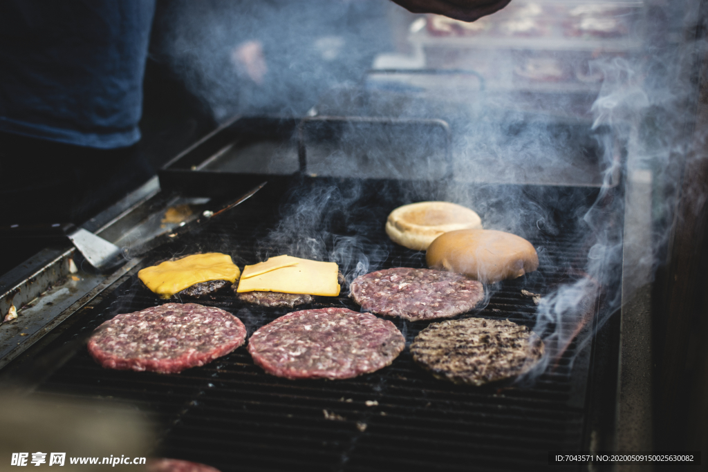 烤架上的牛肉烧烤摄影图