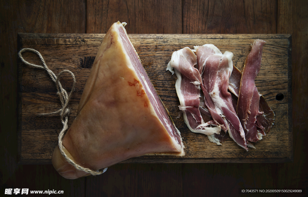 在一张木桌上的干腌火腿