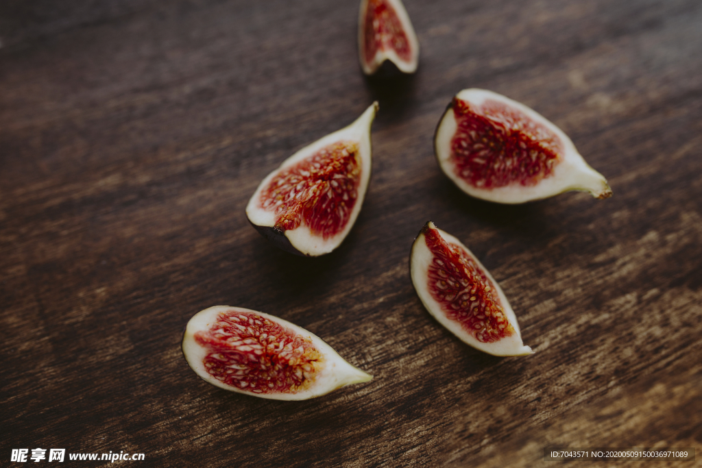 在一张桌子上的新鲜有机无花果