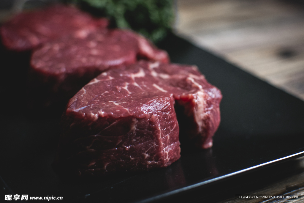 准备烹饪的鲜肉牛肉