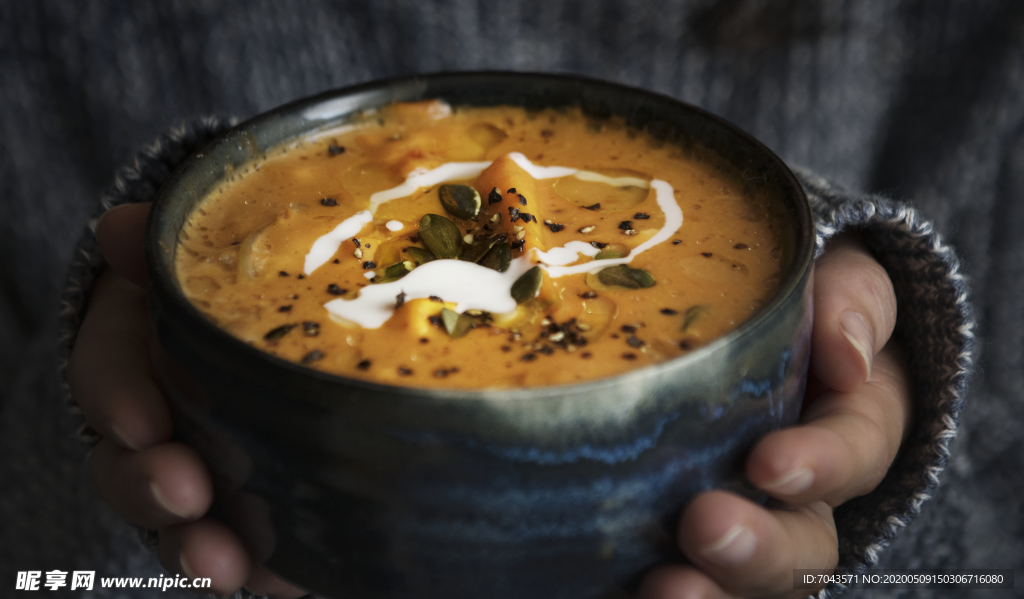 女人拿着一碗汤食品摄影