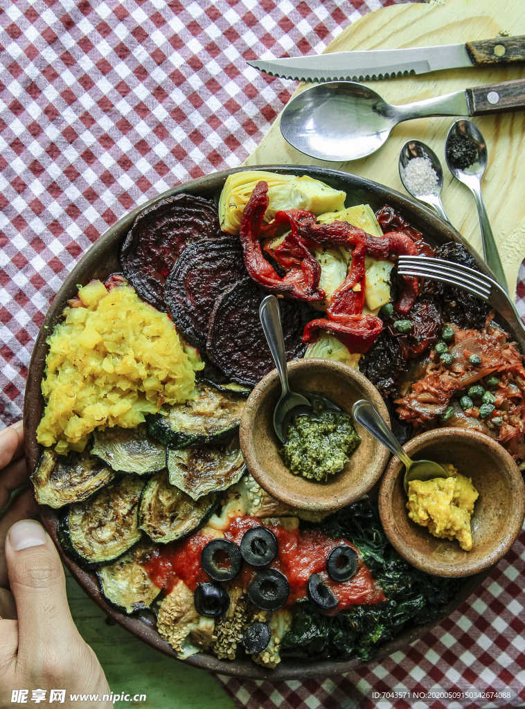 烧烤蔬菜沙拉盘