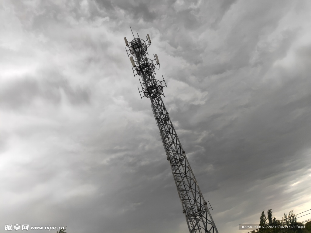 信号塔铁塔图片