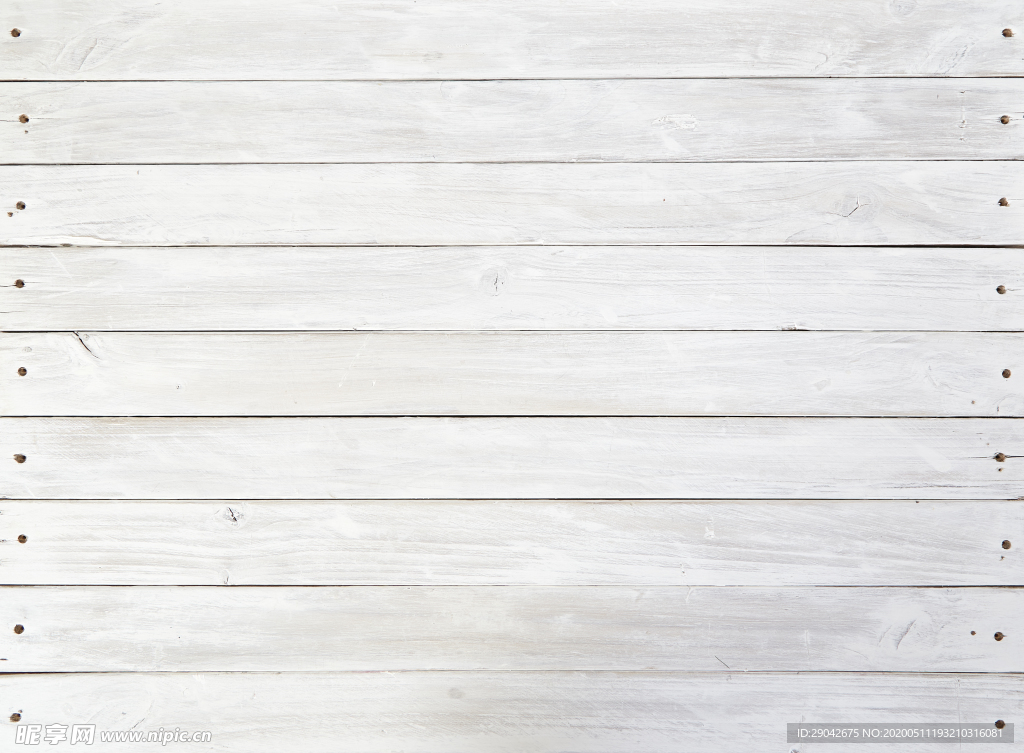 有钉子的白色木板