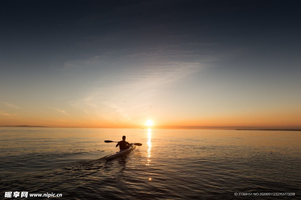 日落划艇的人