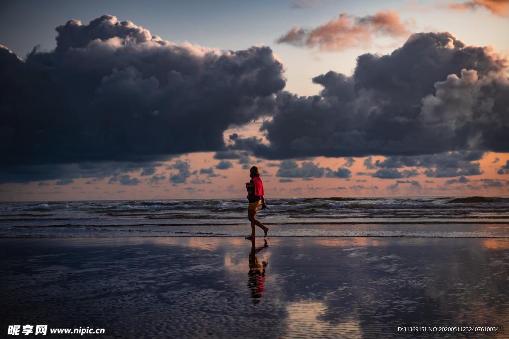 沙滩散步女性