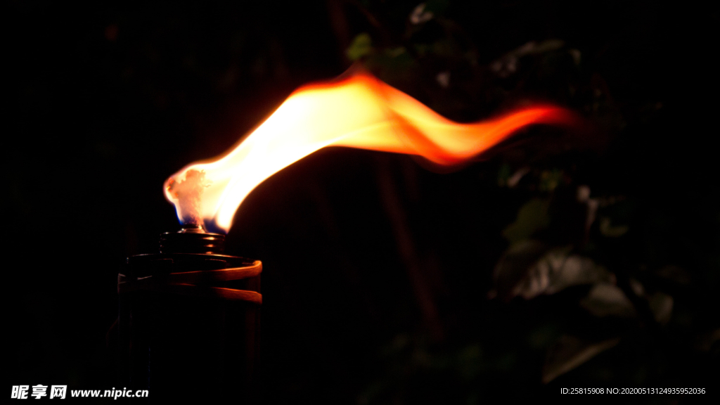 蜡烛烛光火苗图片