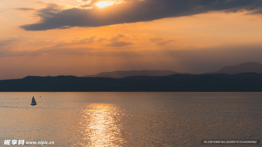 加尔达湖风景图片