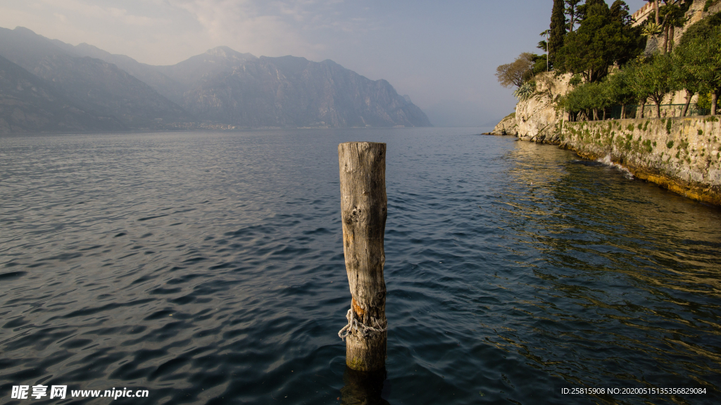 加尔达湖风景图片