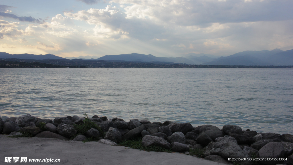 加尔达湖风景图片