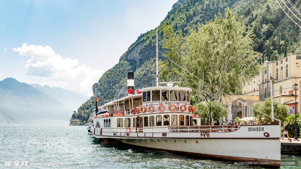 加尔达湖风景图片