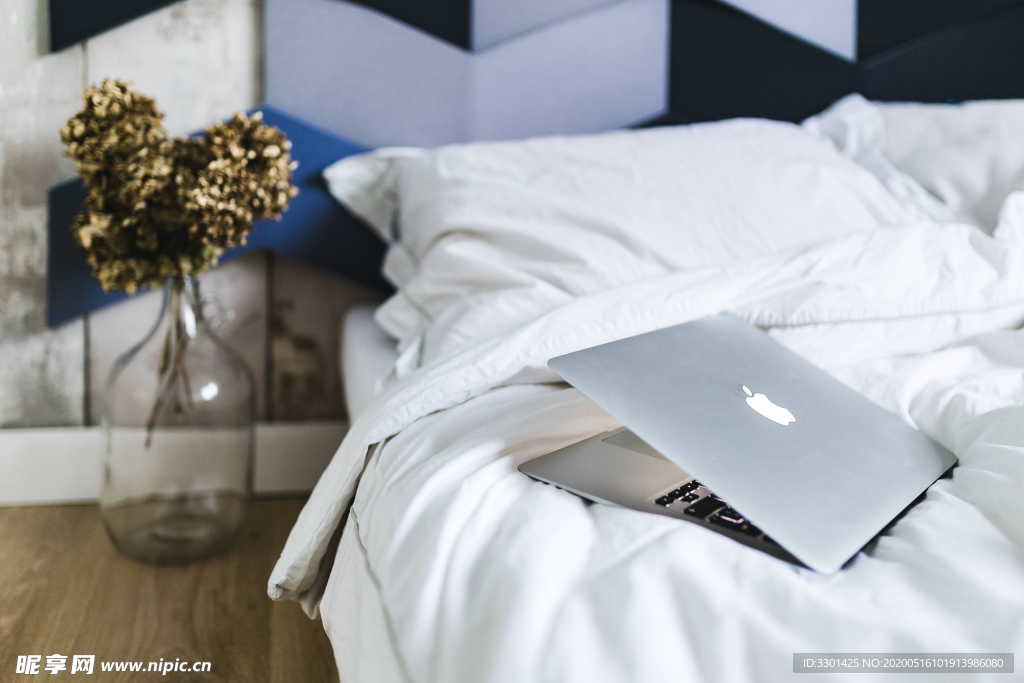 卧室床边的电脑