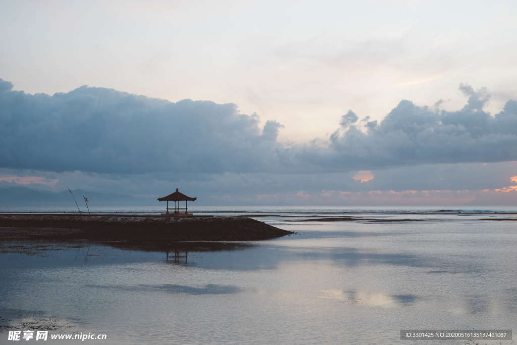 海滨凉亭