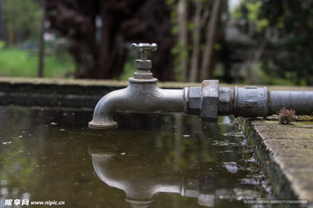 水龙头水管图片