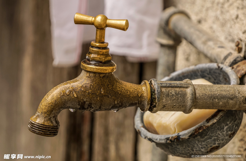 水龙头水管图片
