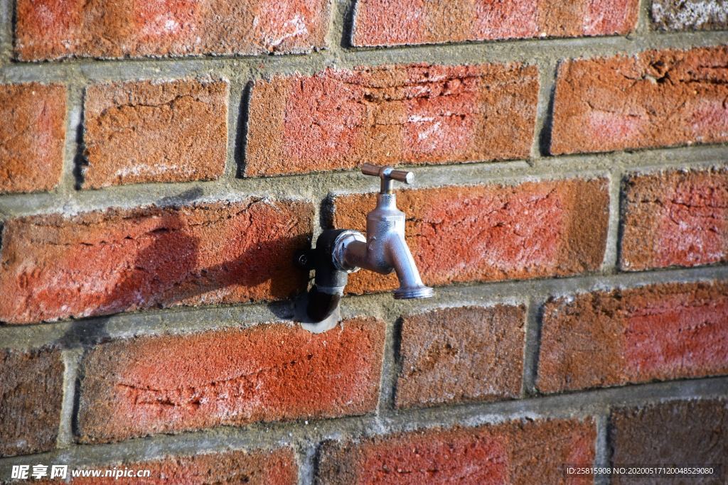 水龙头水管图片