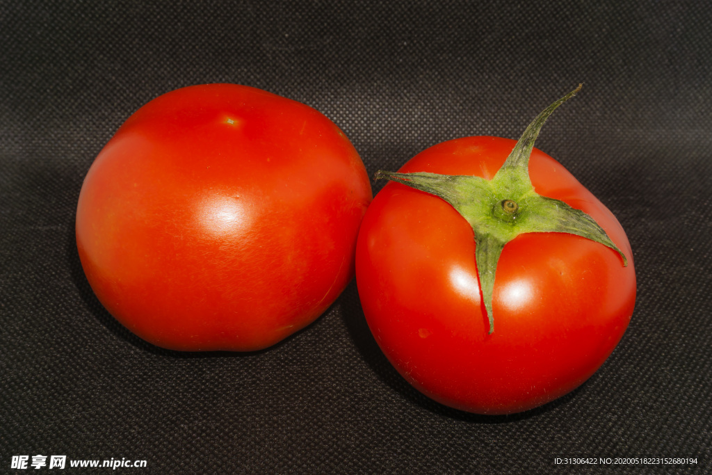 两个红彤彤的大番茄