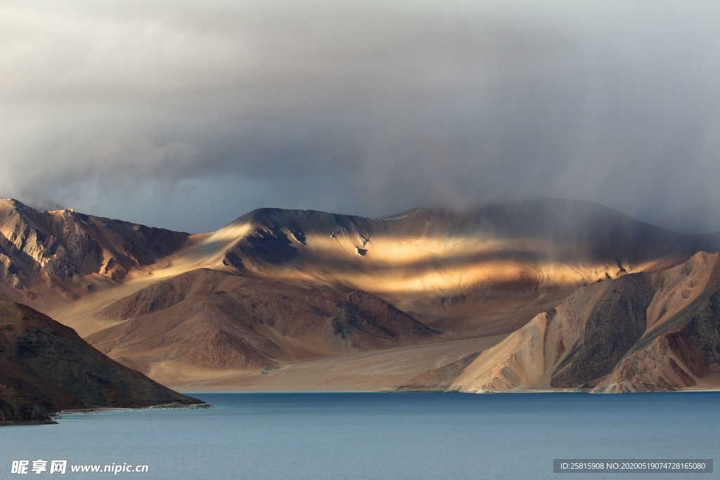 火山熔岩熔浆图片