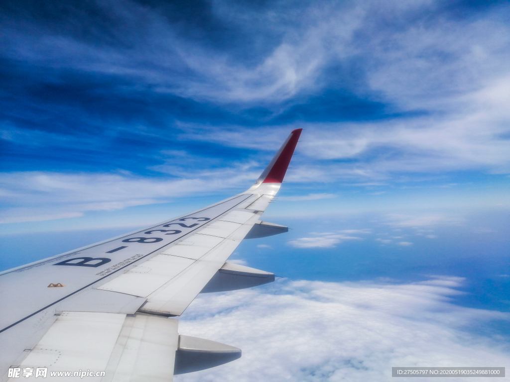 飞机上拍的天空