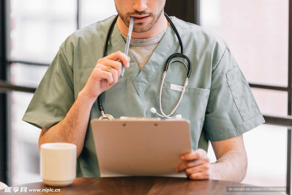 看病历的男医生