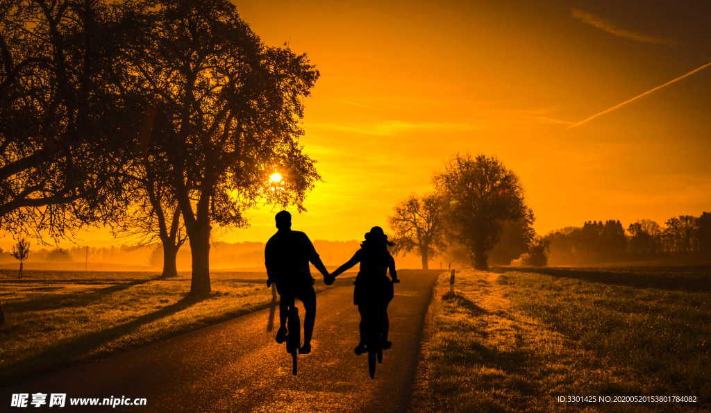 日落骑行情侣