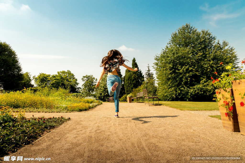 跳起的快乐女孩