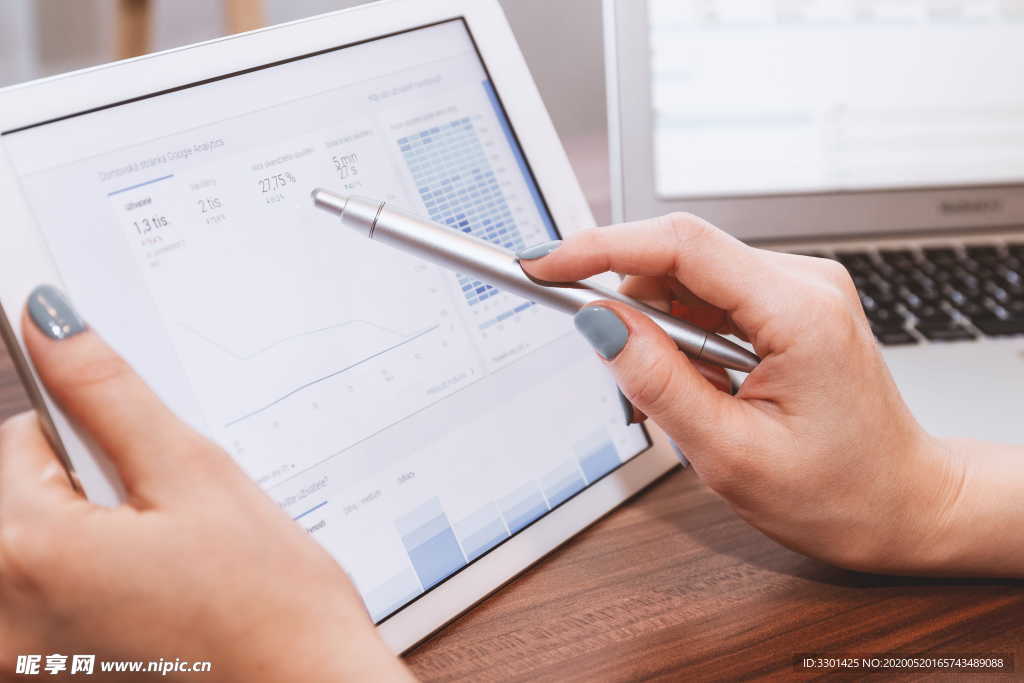 商务人士分析数据