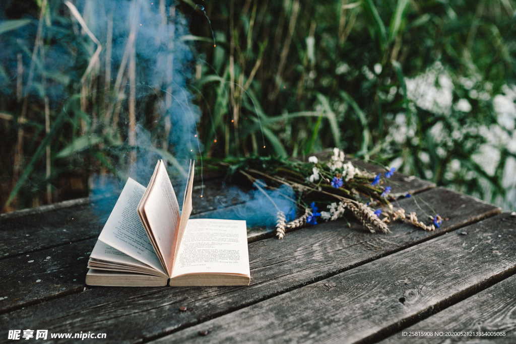 阅读看书翻书图片