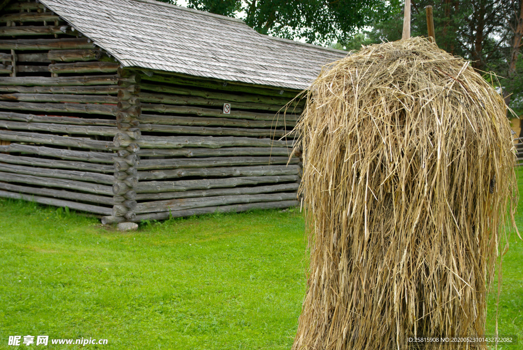 草垛麦草垛稻草垛图片