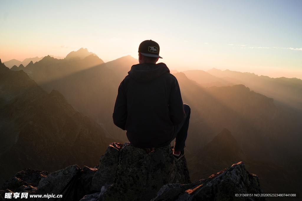 山顶看风景男孩