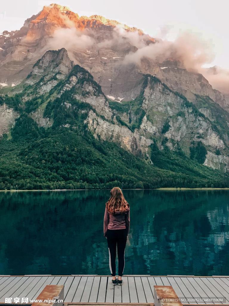 看风景女性背影