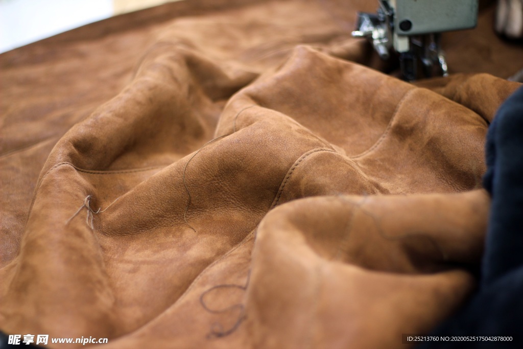 皮革裁切局部特写摄影