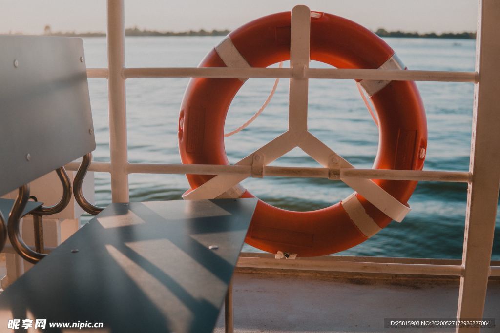 救生圈游泳圈图片