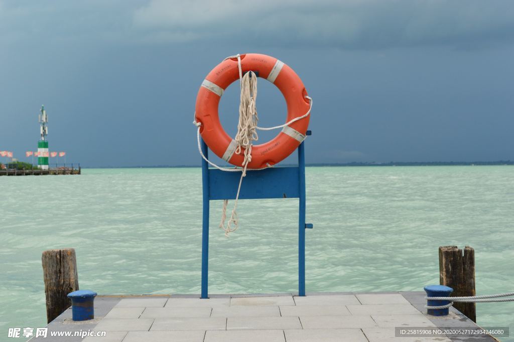 救生圈游泳圈图片