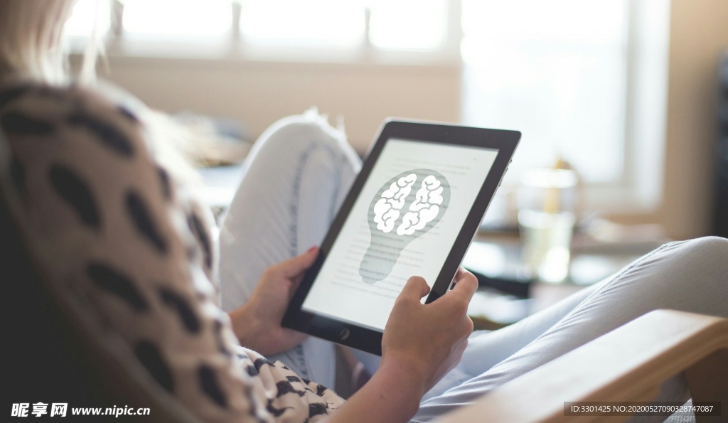 看平板的女子图片