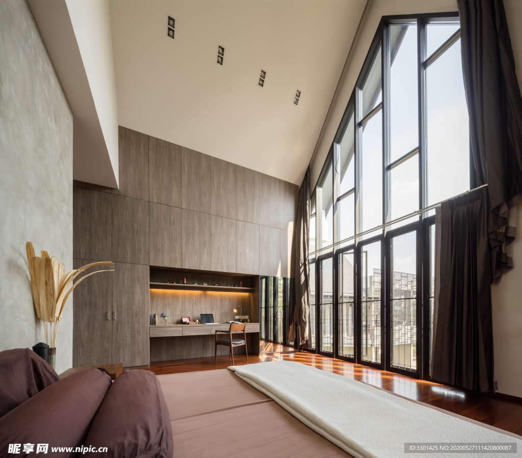 敞亮的卧室图片