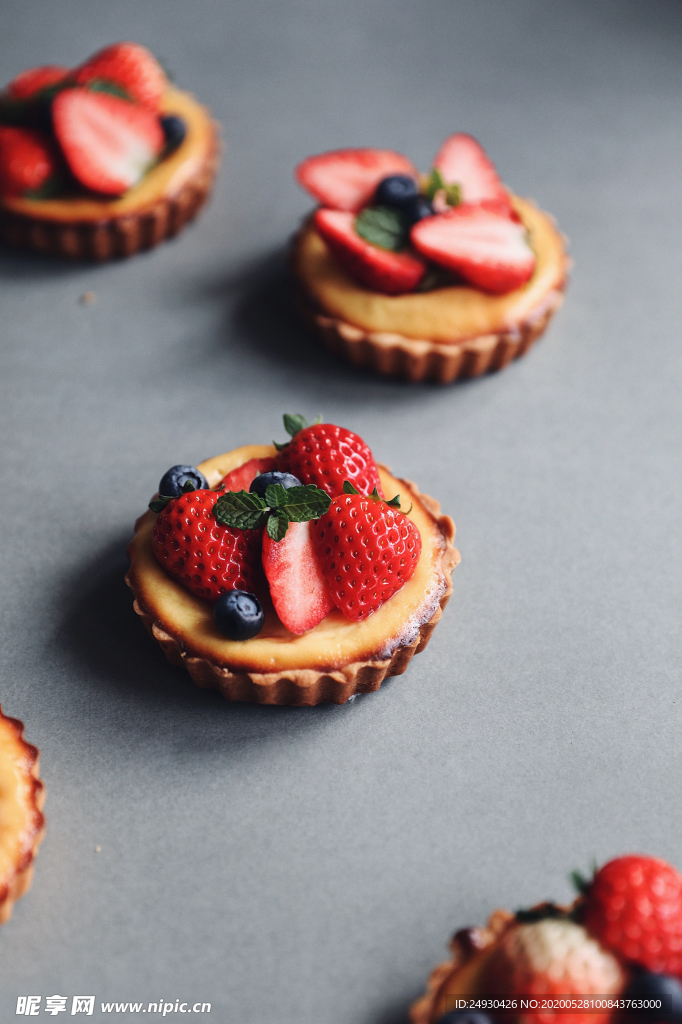 草莓小蛋糕  甜点