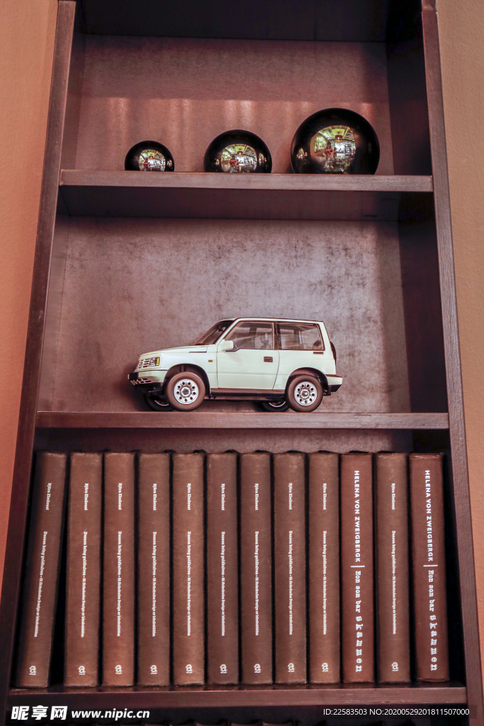 白色高档车模玩具