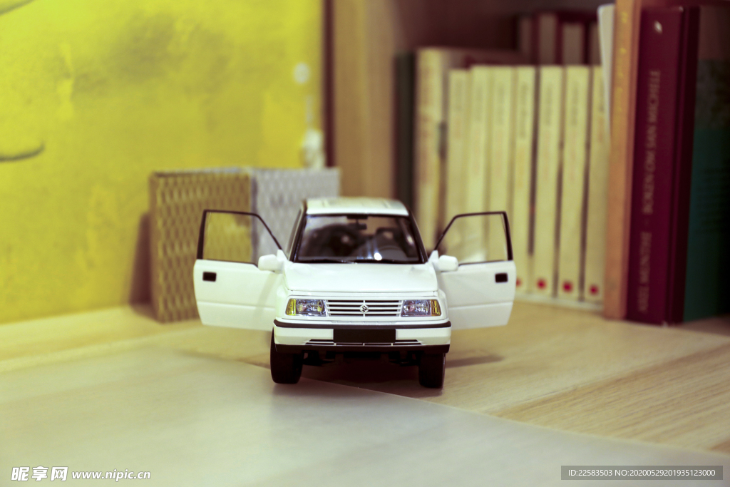 白色高档车模玩具