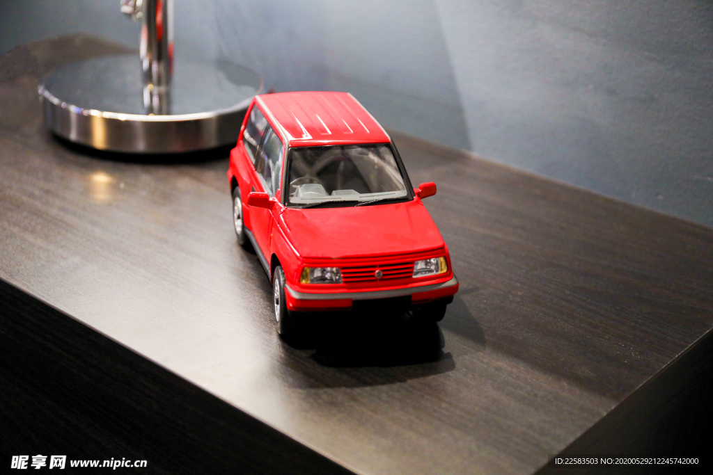 红色高档车模玩具