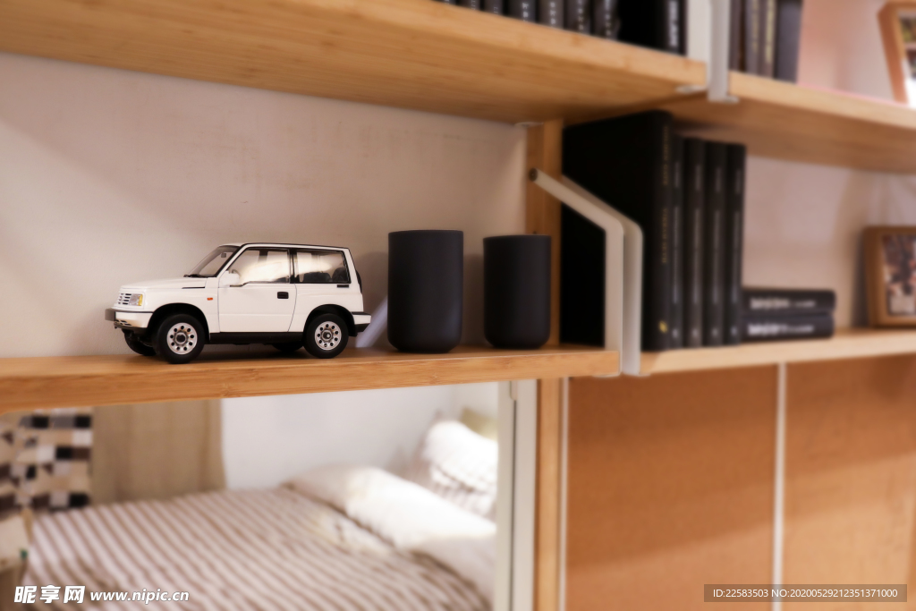 白色高档车模玩具